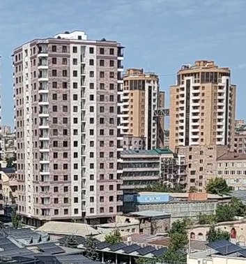 Современные здания с облицовкой из армянского туфа